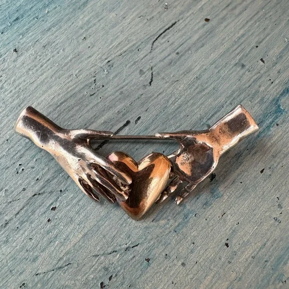 Unique artisan-made pin with gold heart held by two silver hands - Picture 5 of 15